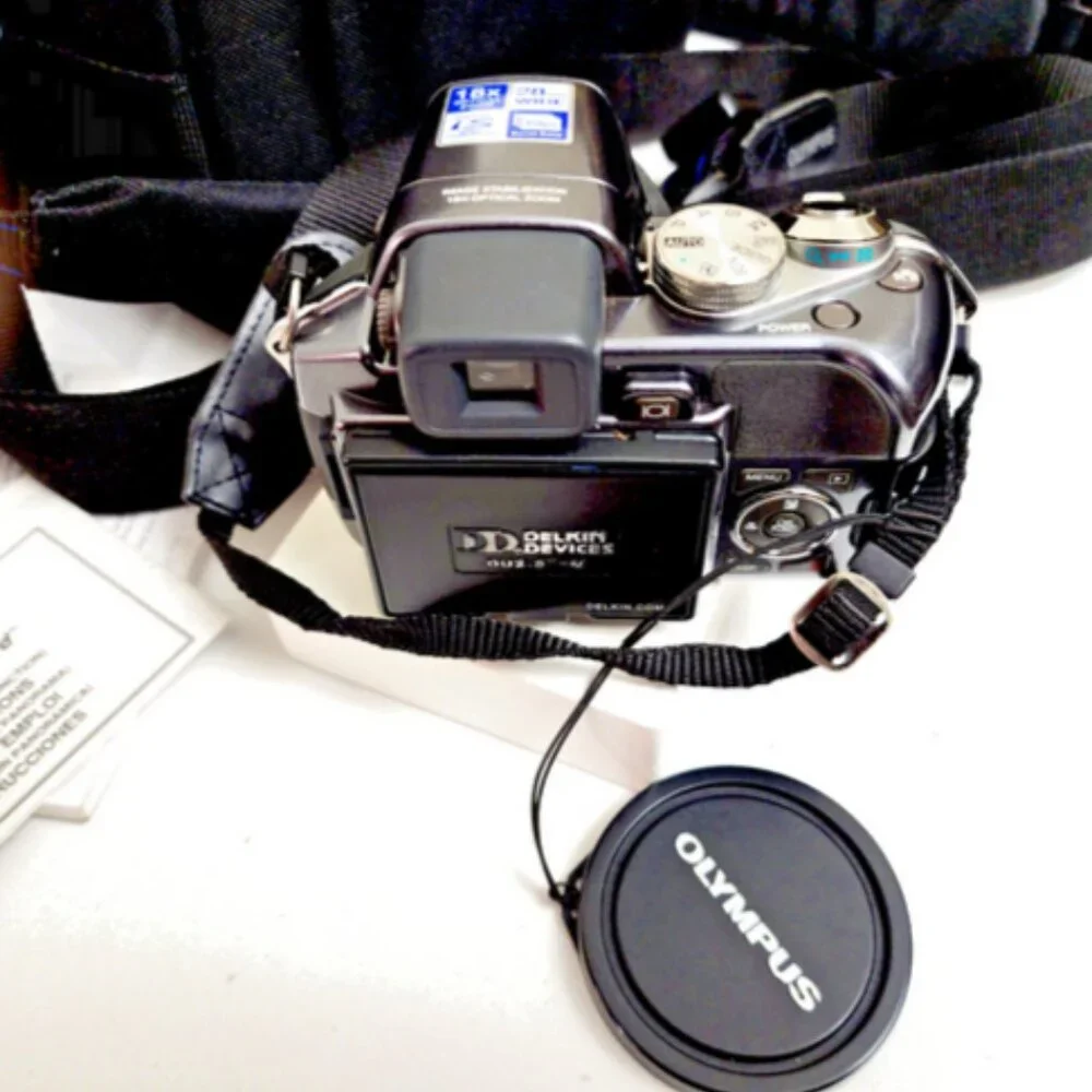 OLYMPUS SP-550UZ Digital Camera 7.1MP 28mm Wide Angle 18x OptZoom & Case…